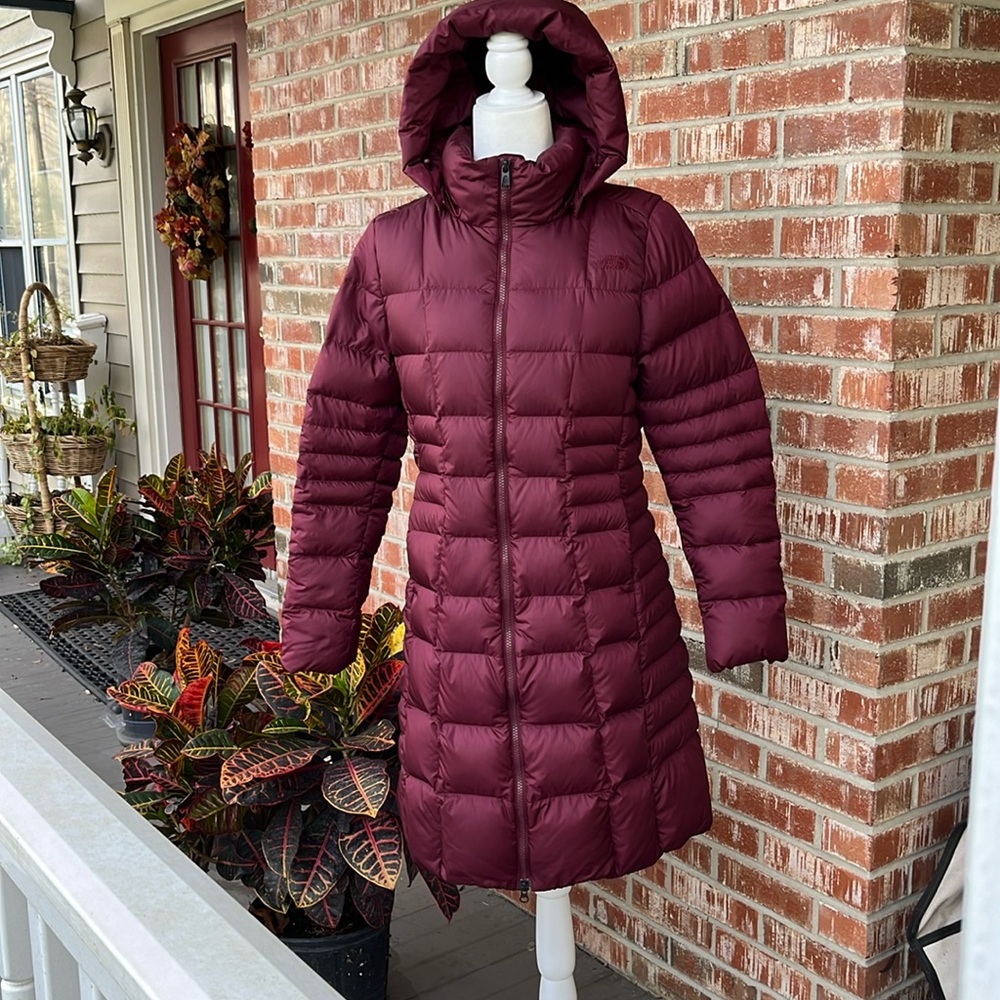Like new! North Face parka ladies true to size medium, removable hood!